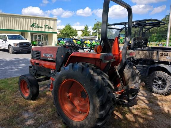 Image of Kubota L3300 equipment image 2