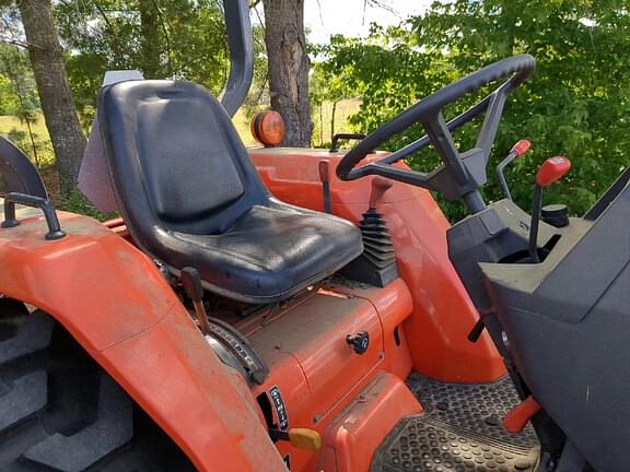 Image of Kubota L3300 equipment image 4