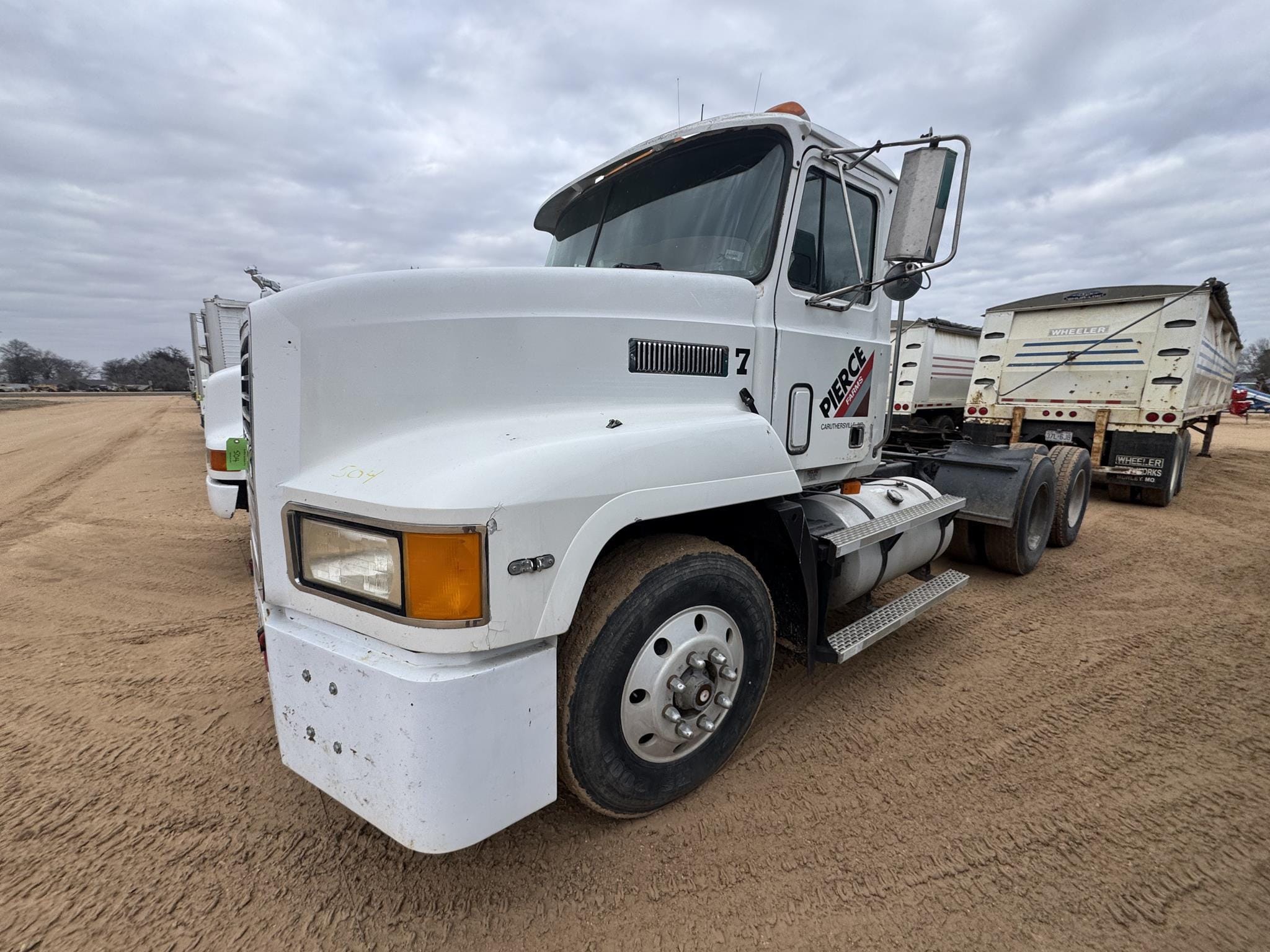 1994 Mack CH613 Equipment Image0