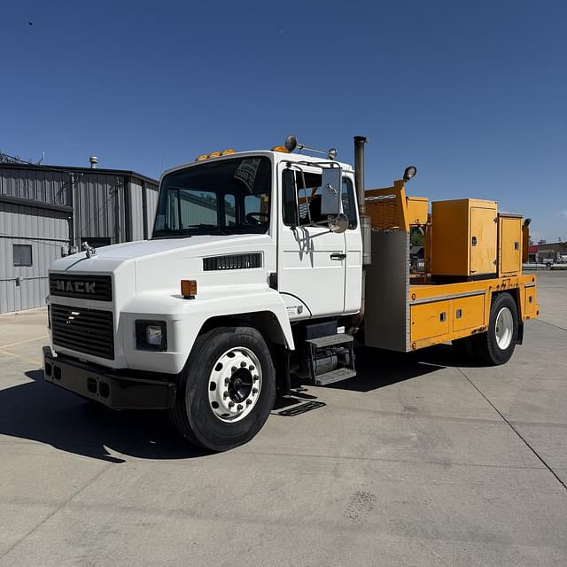 Image of Mack CS200P equipment image 1