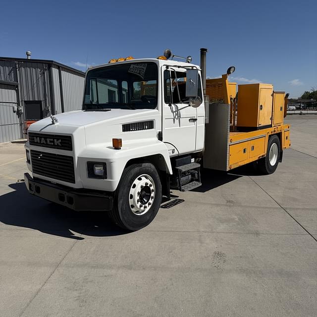 Image of Mack CS200P equipment image 4