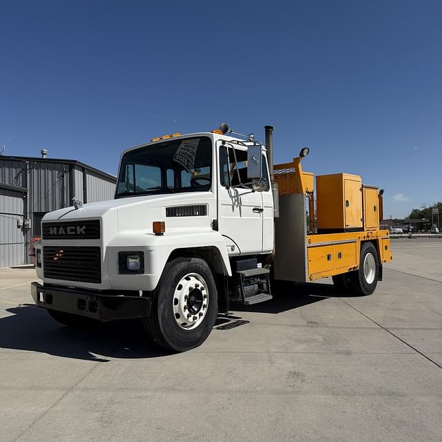 Image of Mack CS200P equipment image 2