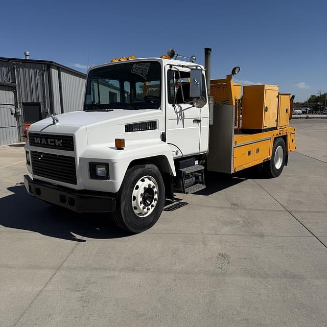 Image of Mack CS200P equipment image 3