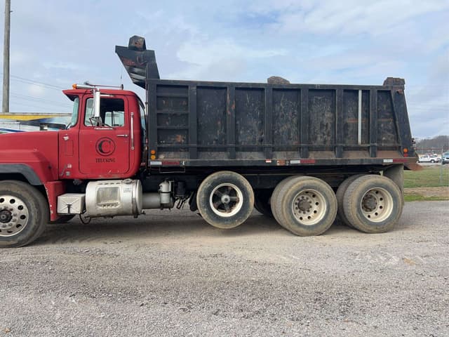 Image of Mack RD690S equipment image 2