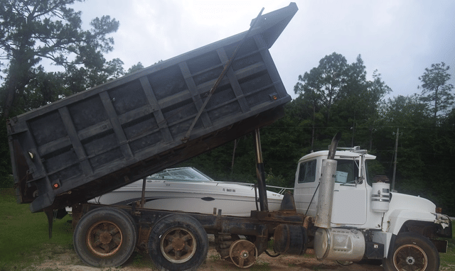 Image of Mack RD688S equipment image 2