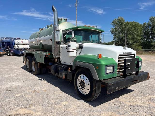 Image of Mack RD688S equipment image 2
