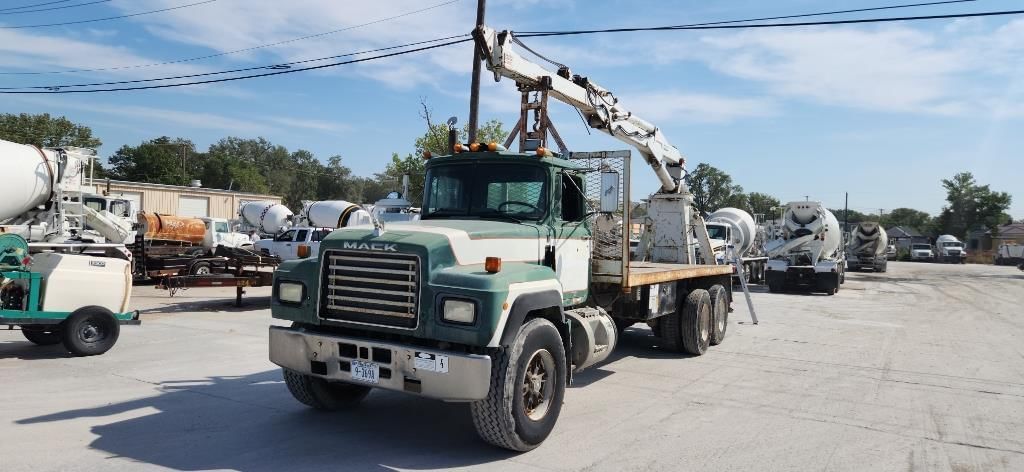 1994 Mack RD690S Equipment Image0