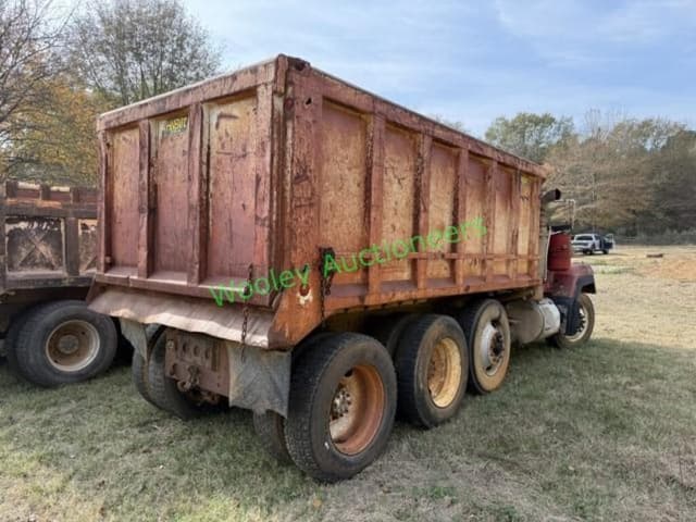 Image of Mack RD690S equipment image 2