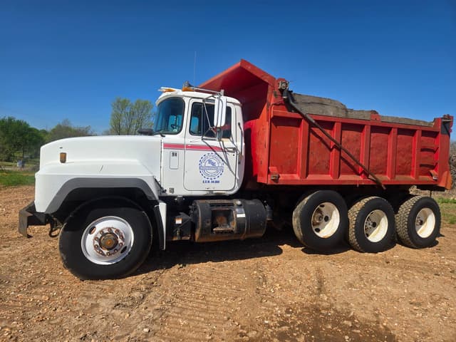 Image of Mack RD690S equipment image 3