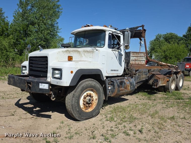 1994 Mack RD690S Equipment Image0