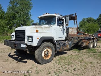 Main image Mack RD690S