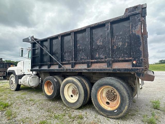 Image of Mack RD690S equipment image 4