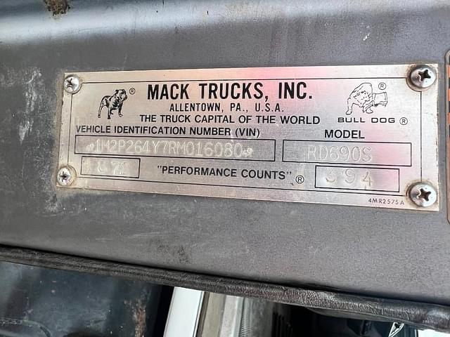 Image of Mack RD690S equipment image 4