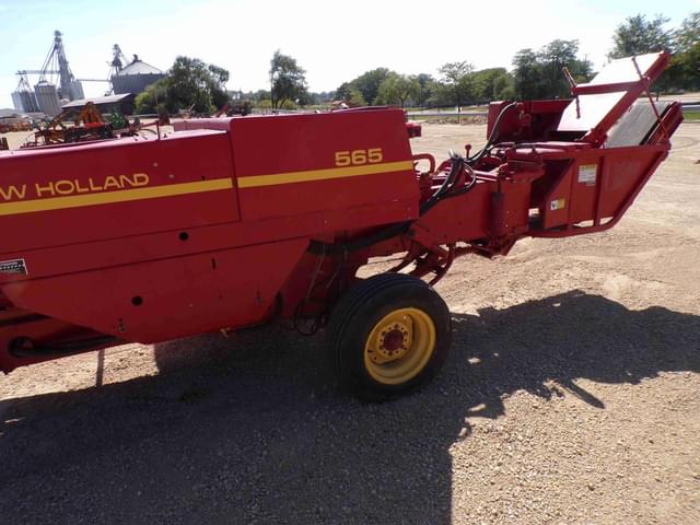 Image of New Holland 565 equipment image 3