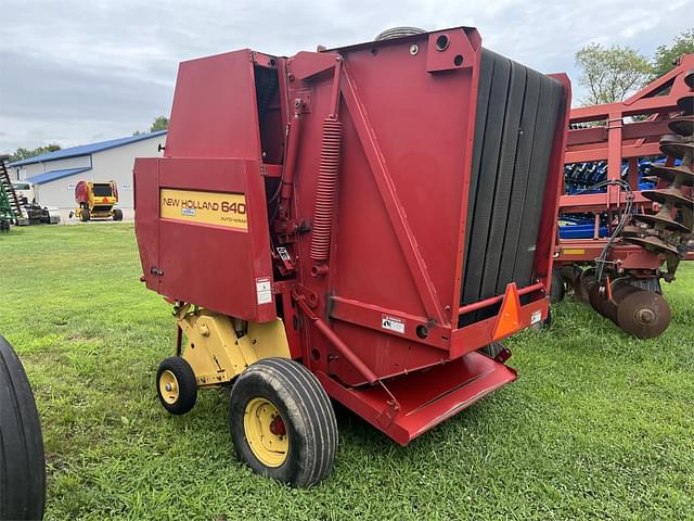 Image of New Holland 640 equipment image 2