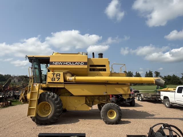 Image of New Holland TR87 equipment image 1