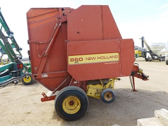 Image of New Holland 660 equipment image 3