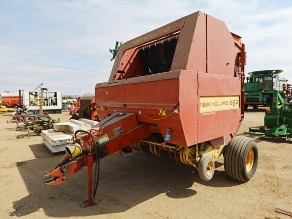 1994 New Holland 660 Equipment Image0