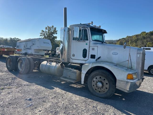Image of Peterbilt 337 equipment image 1