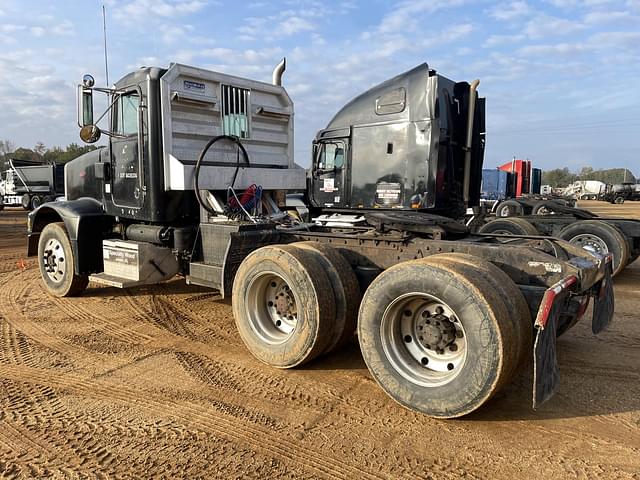 Image of Peterbilt 375 equipment image 1