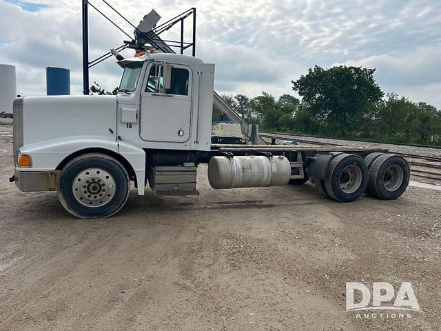 Image of Peterbilt 377 equipment image 1