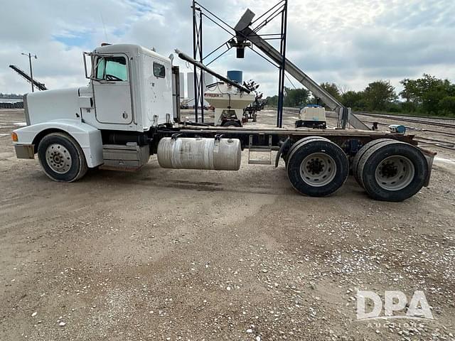 Image of Peterbilt 377 equipment image 4