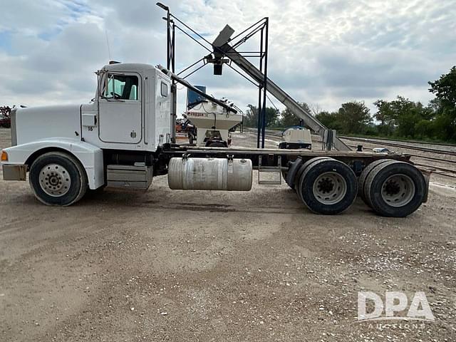 Image of Peterbilt 377 equipment image 3