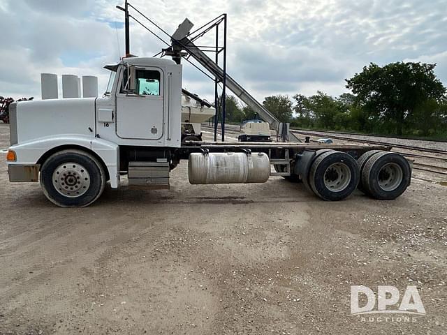 Image of Peterbilt 377 equipment image 2