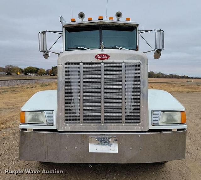 Image of Peterbilt 377 equipment image 1