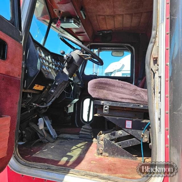 Image of Peterbilt 377 equipment image 1