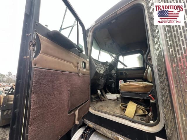 Image of Peterbilt 378 equipment image 4