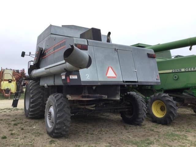Image of Gleaner R62 equipment image 4