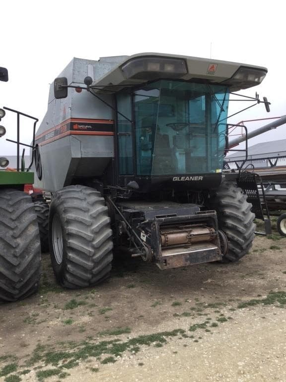 Image of Gleaner R62 equipment image 1