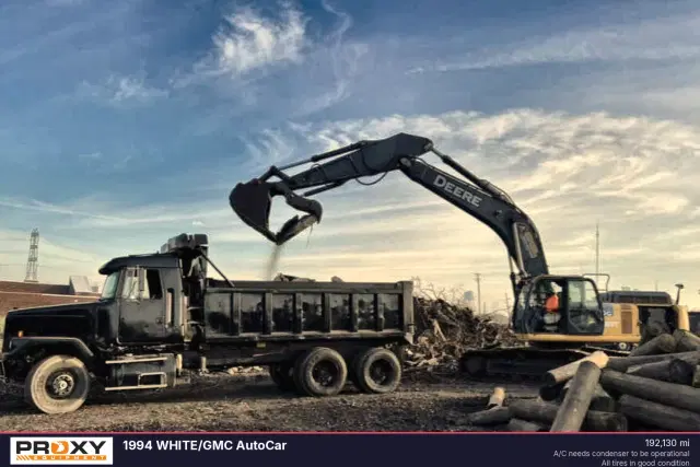 Image of White GMC Autocar equipment image 1