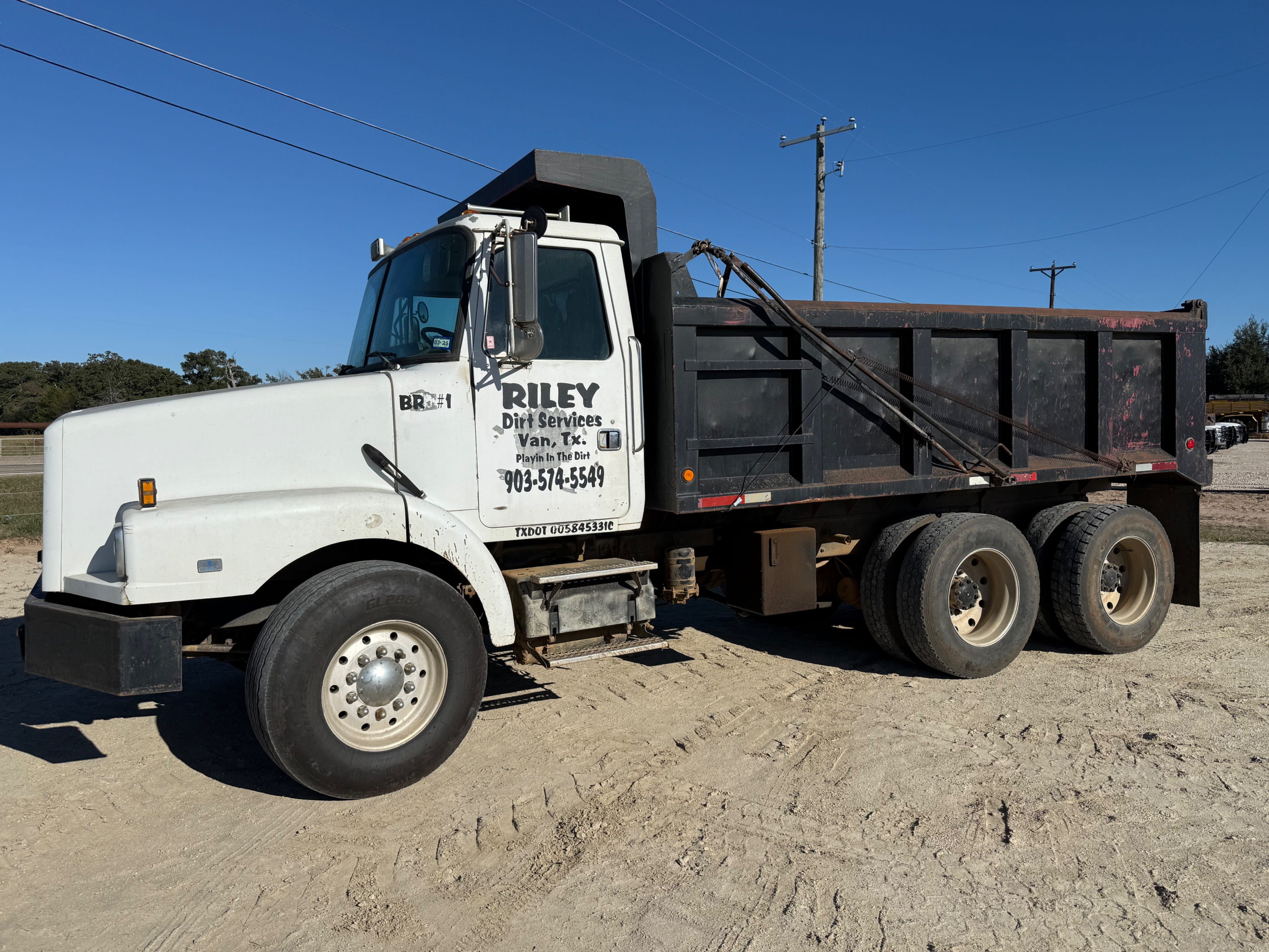 1994 White GMC Equipment Image0