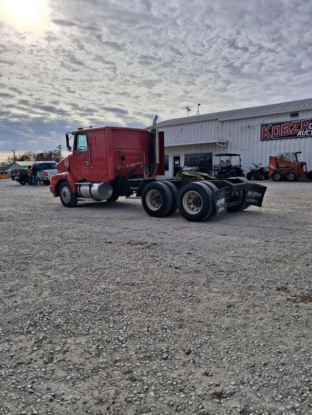 Image of White GMC WIA64T equipment image 4