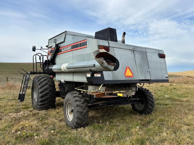 Image of Gleaner R62 equipment image 3