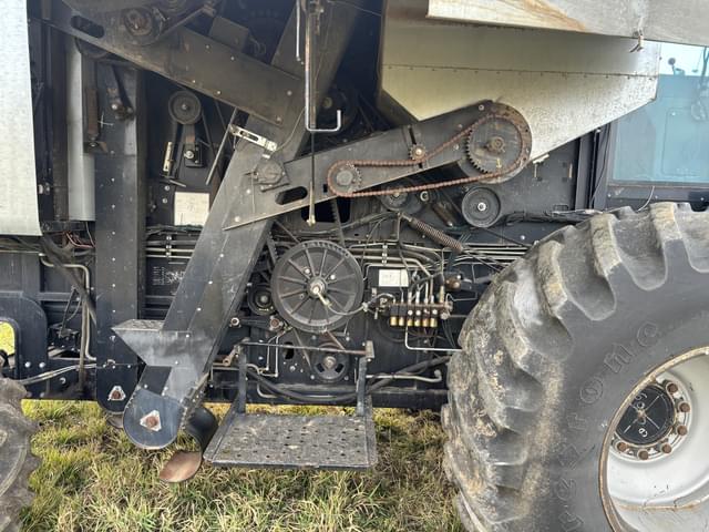 Image of Gleaner R62 equipment image 4