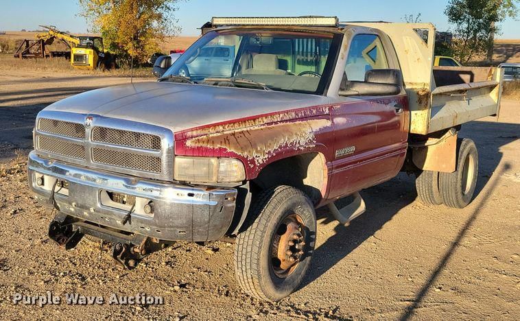 1995 Dodge Ram 3500 Equipment Image0