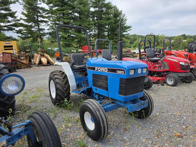 Image of Ford 1320 equipment image 3