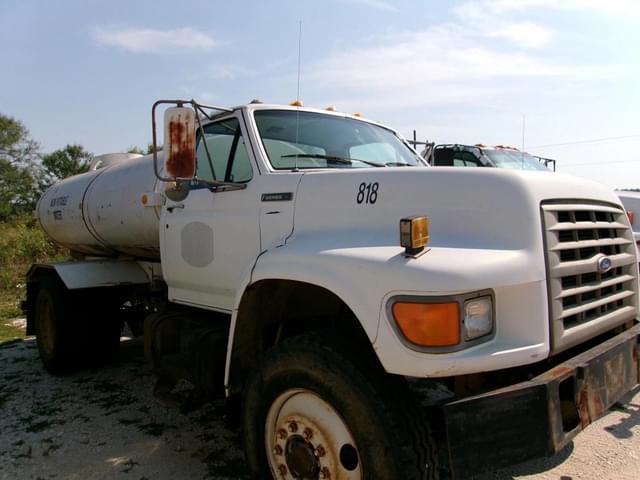 Image of Ford F-800 equipment image 4