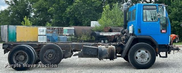 Image of Ford CF8000 equipment image 4