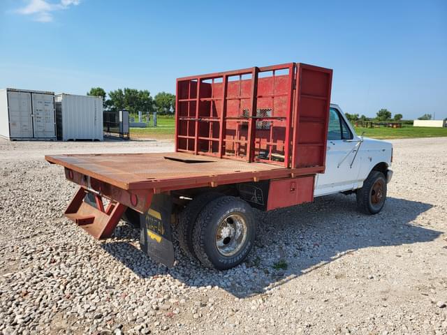 Image of Ford F-350 equipment image 2
