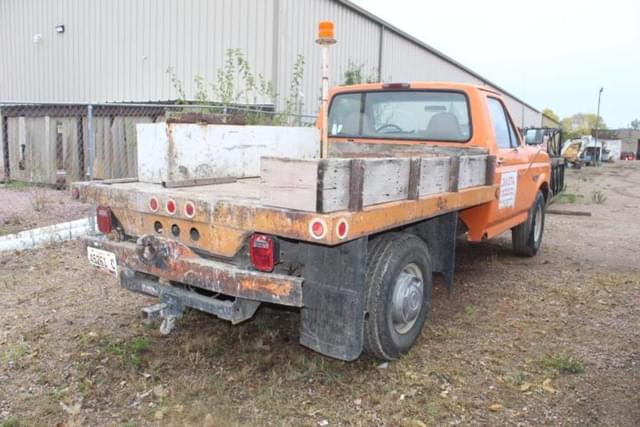 Image of Ford F-350 equipment image 2