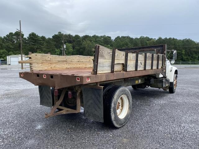 Image of Ford F-700 equipment image 4