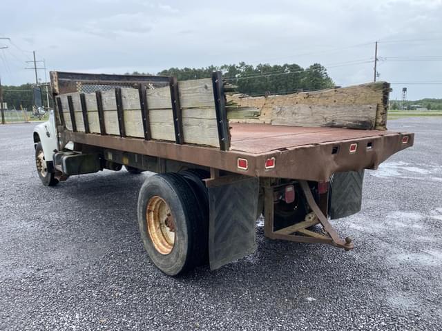 Image of Ford F-700 equipment image 2