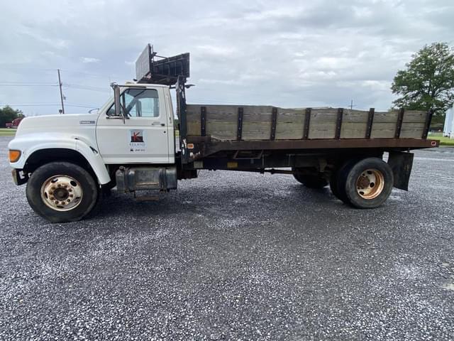 Image of Ford F-700 equipment image 1