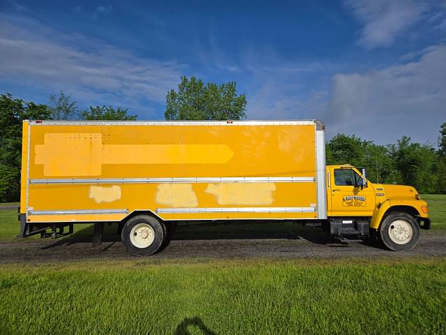 Image of Ford F-700 equipment image 3