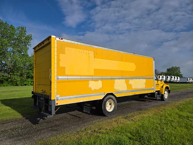 Image of Ford F-700 equipment image 4
