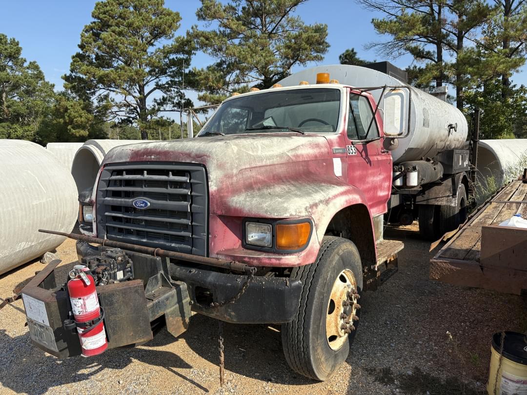 Image of Ford F-800 Primary image